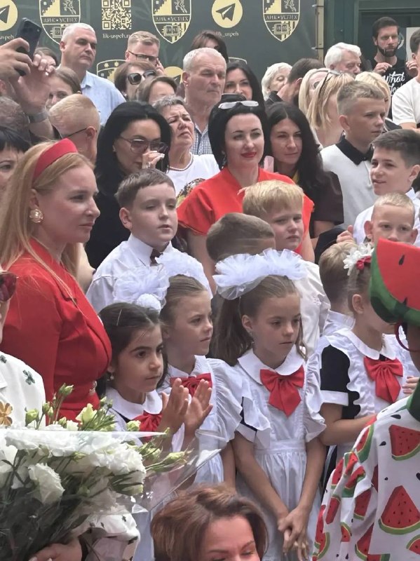 tg 4779 photo 05 - Торжественная линейка, посвящённая Дню знаний, прошла сегодня и в нашей гимназии